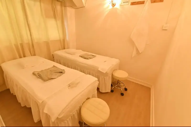 SHO MOKU SPA 尚沐旺角店的雙人按摩房,柔和燈光適合夜晚放鬆